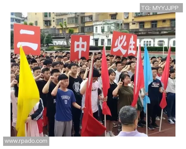 14男篮对决意大利队全力以赴争夺胜利展现青春风采