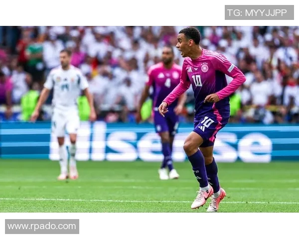 穆西亚拉崛起之路：从青训小将到足球场上的闪耀明星